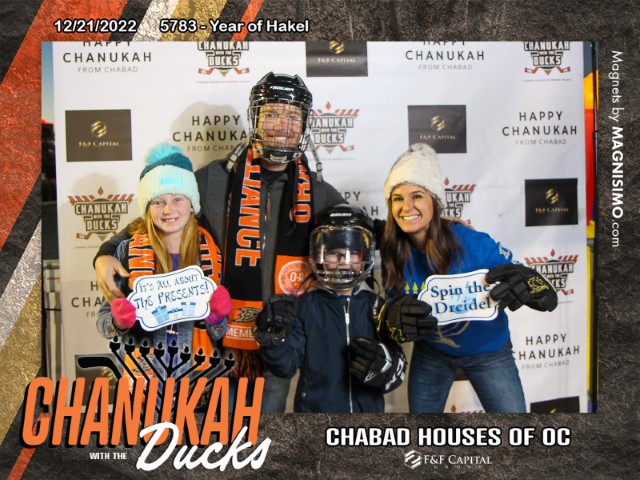 Ducks hockey community photo magnets event 2022